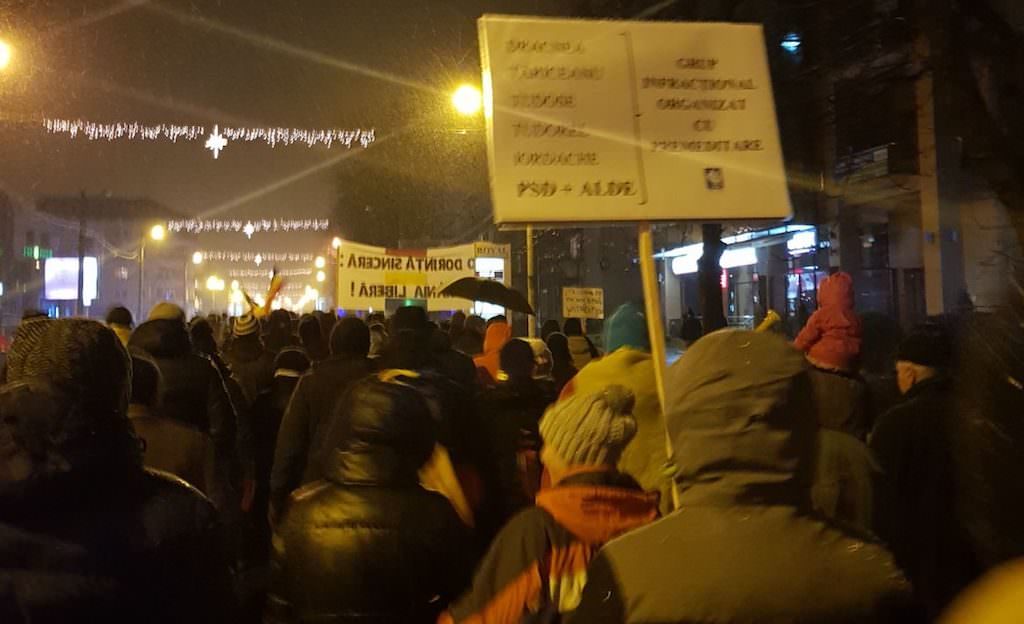 update video foto - protest la sibiu. peste 1.000 de oameni strigă împotriva guvernului și a psd-ului