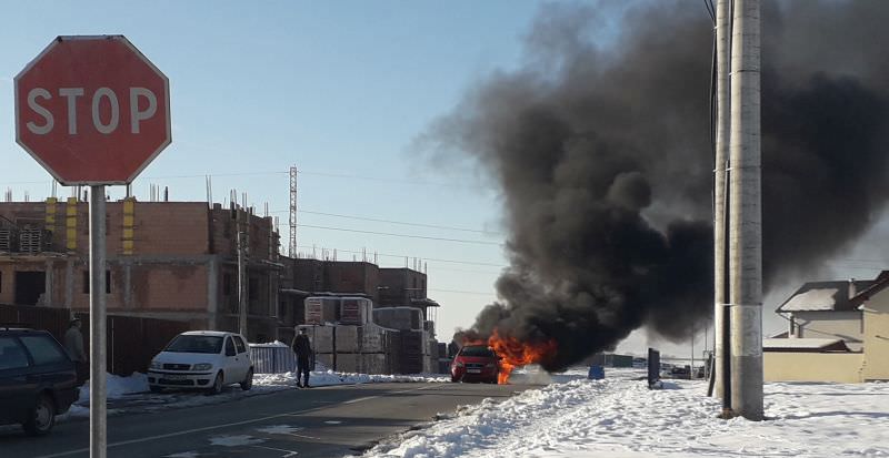 update video foto - mașină în flăcări pe strada țiglari. arde ca o torță