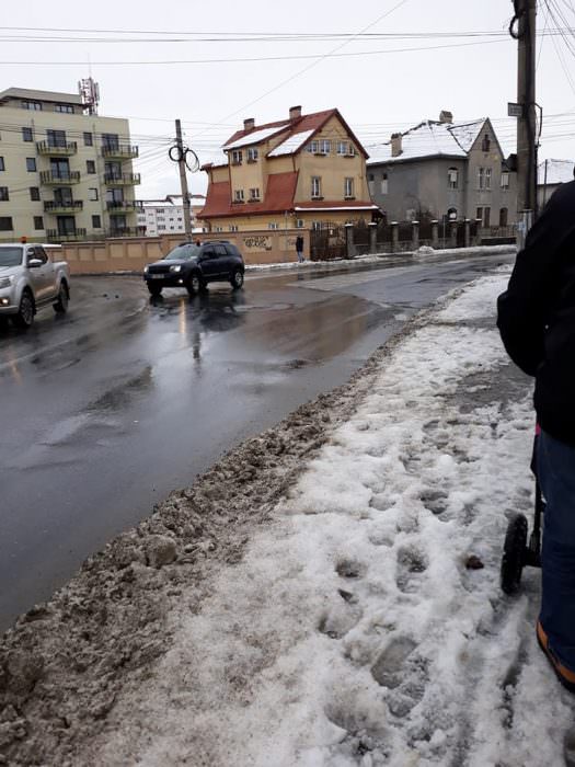 foto - trotuare deszăpezite doar virtual. primăria sibiu prinsă cu minciuna