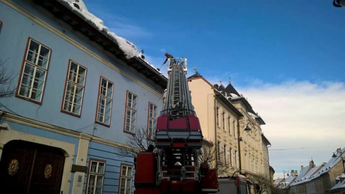 foto - pompierii intervin de urgență pe mitropoliei. zăpada stă să cadă