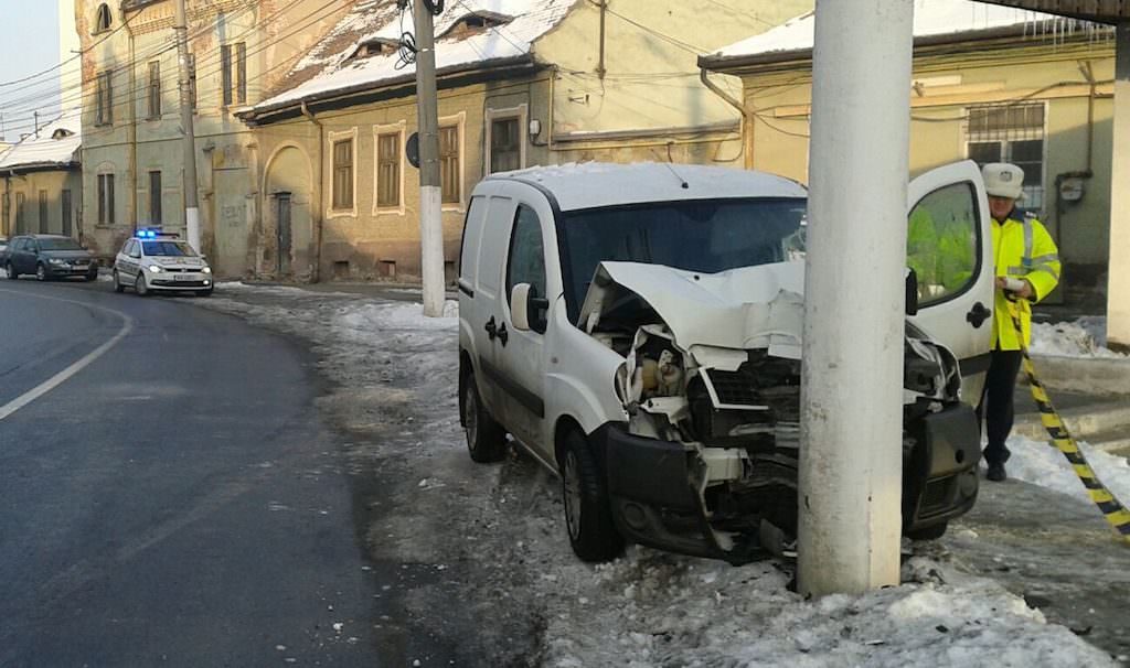 foto - mașină în stâlp pe teclu. șoferul era beat