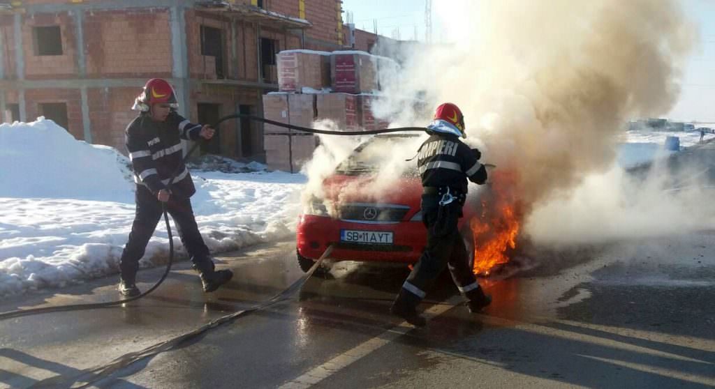 update video foto - mașină în flăcări pe strada țiglari. arde ca o torță