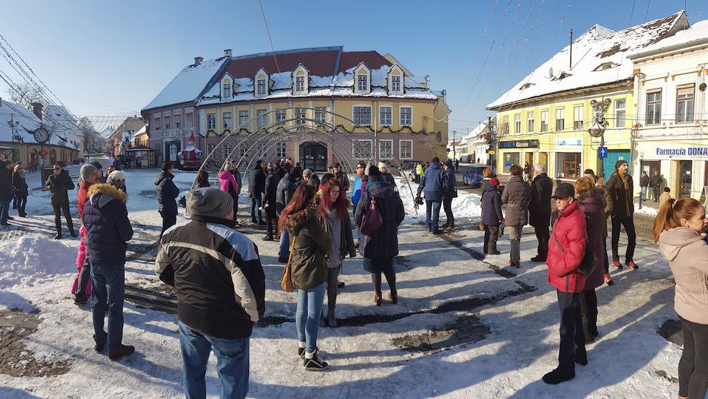 live video - protest mut la cisnădie, organizat de locuitorii din cartierul arhitecților. a venit și huja