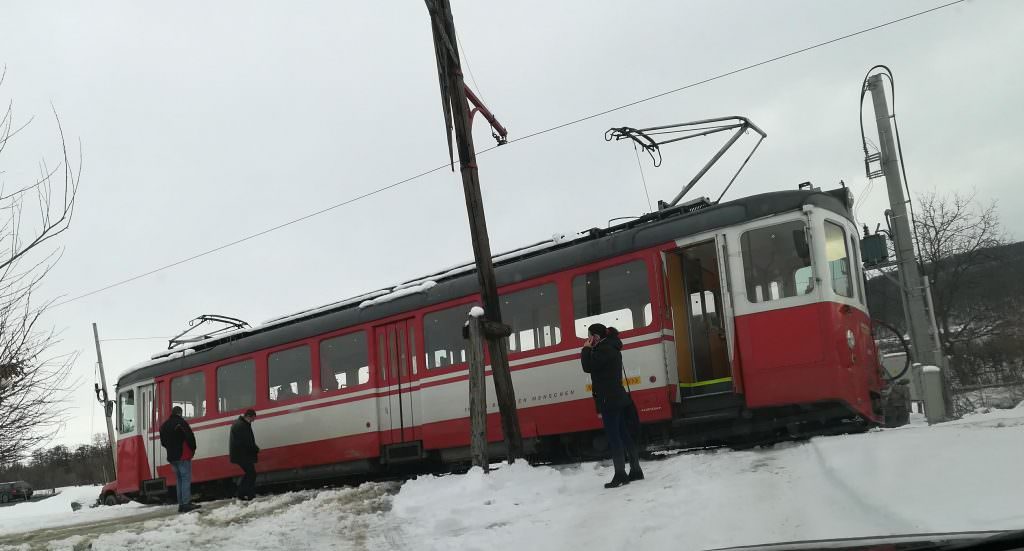 foto - tramvaiul rășinari - sibiu a deraiat. a sărit de pe linie