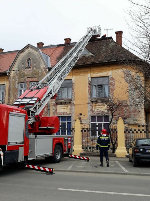 foto se desprinde acoperișul unei grădinițe din sibiu. intervin pompierii