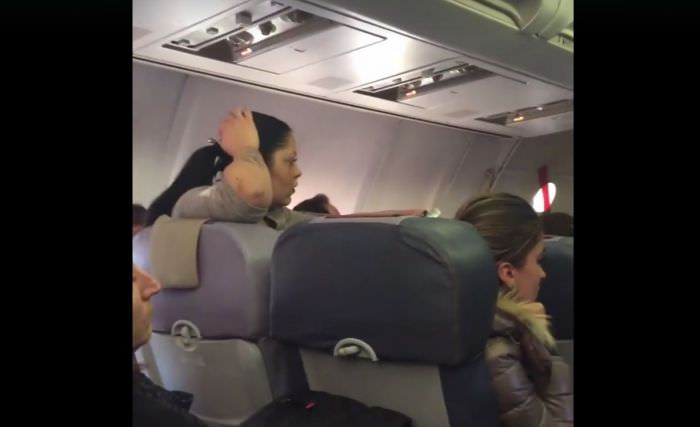 video - panică într-un avion cu români care mergea spre italia. a intervenit poliția