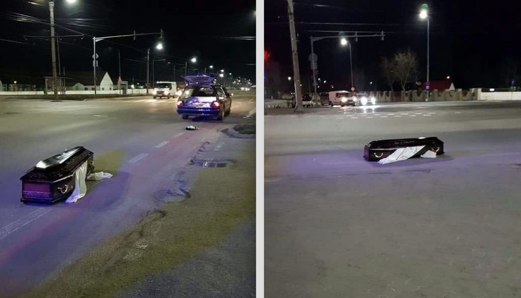 video - foto sicriu căzut în mijlocul străzii dintr-o mașină mortuară. șoferul nu și-a dat seama