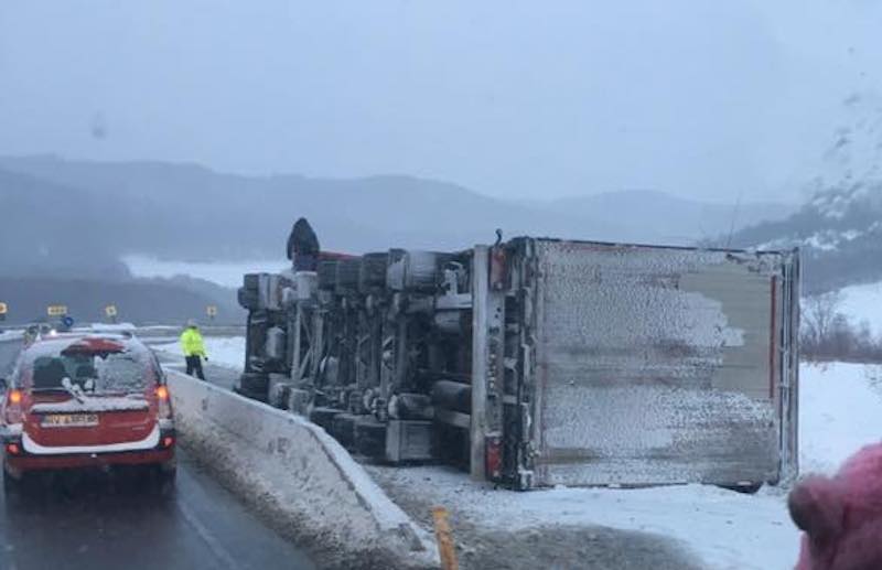 foto trafic îngreunat pe dn1 între brașov și sibiu. un tir răsturnat