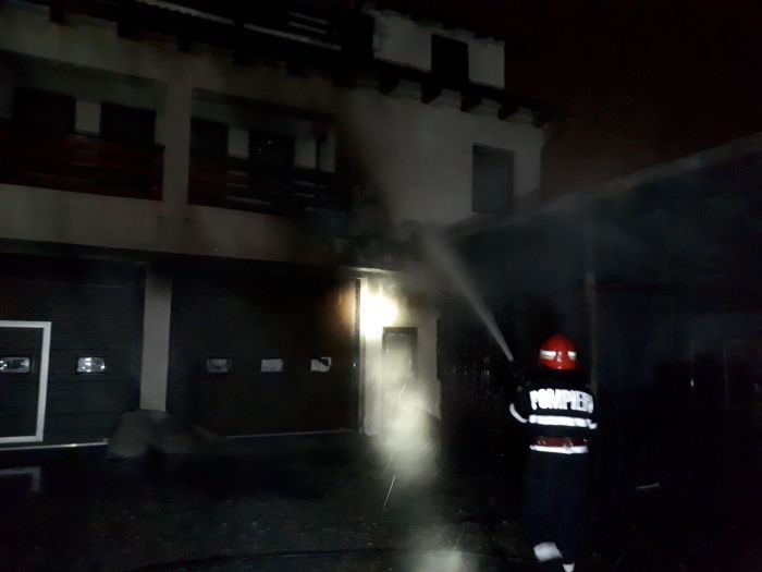 foto - case mistuite de flăcări la avrig. a ars și o mașină