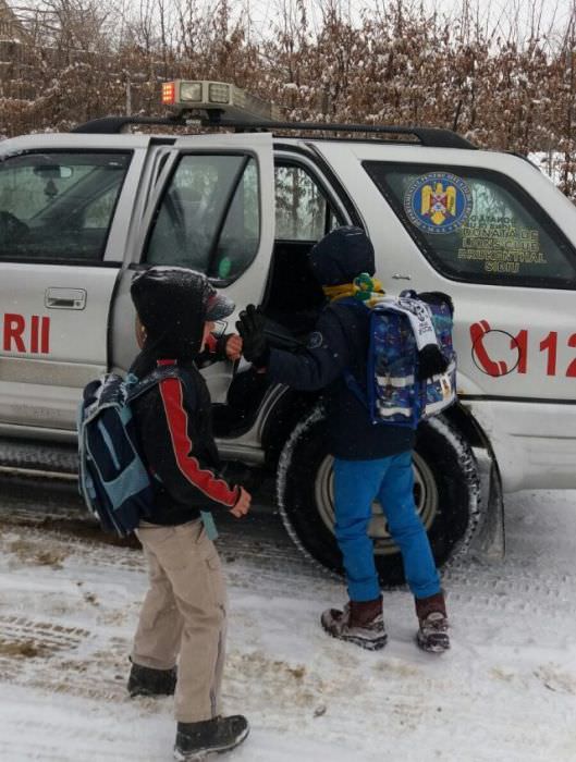 foto copii din veseud duși la școală cu autospeciala pompierilor