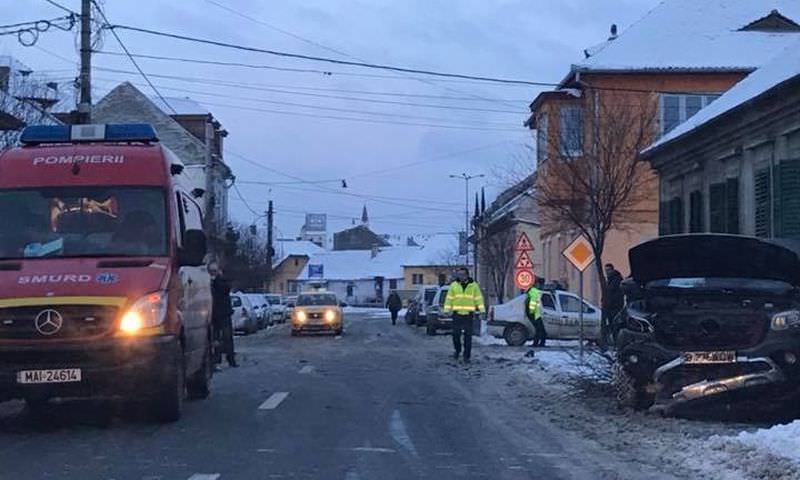 foto accident pe tudor vladimirescu. o șoferiță taximetristă rănită