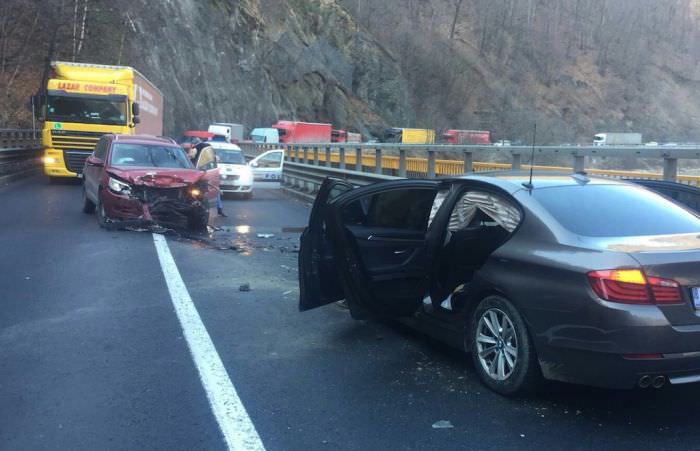 update foto - accident cu patru răniți pe valea oltului. trafic blocat la cârligul mic