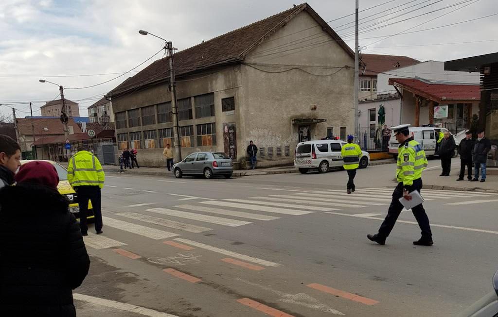 foto - accidentul de pe semaforului. șoferul se apără: cei doi copii nu erau pe trecere