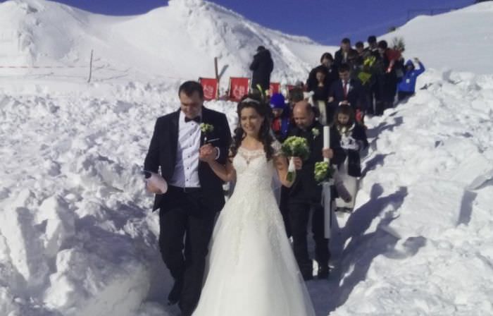 foto - căsătorie la biserica de gheață de la bâlea lac
