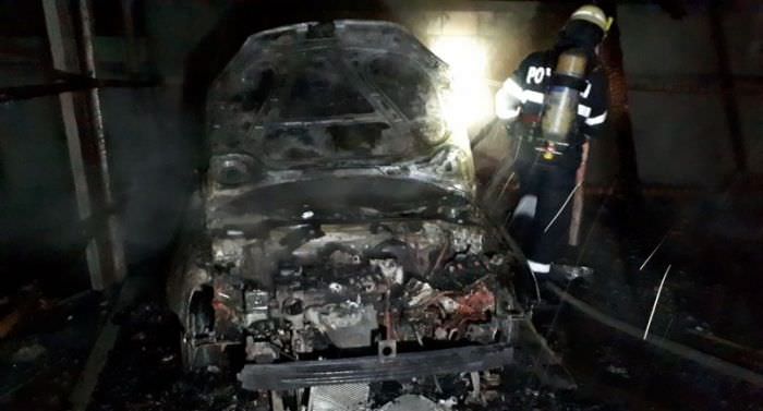 foto - case mistuite de flăcări la avrig. a ars și o mașină