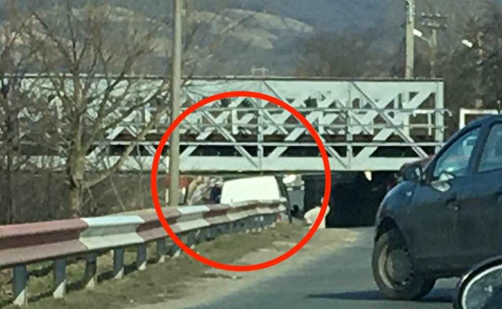 foto - mașină înțepenită sub podul de cale ferată pe strada viitorului