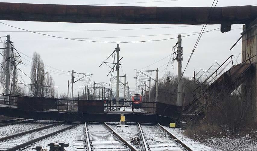 foto trafic feroviar blocat între brașov și bucurești. pasarelă prăbușită la ploiești