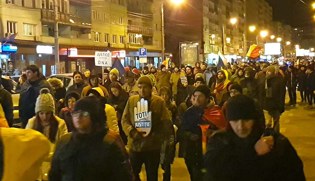 video foto sute de oameni în stradă la sibiu. protest pro kovesi și anti tudorel & psd