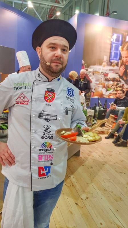 foto - sibianul marius rafa, super succes cu preparatele gătite la târgul de turism al româniei
