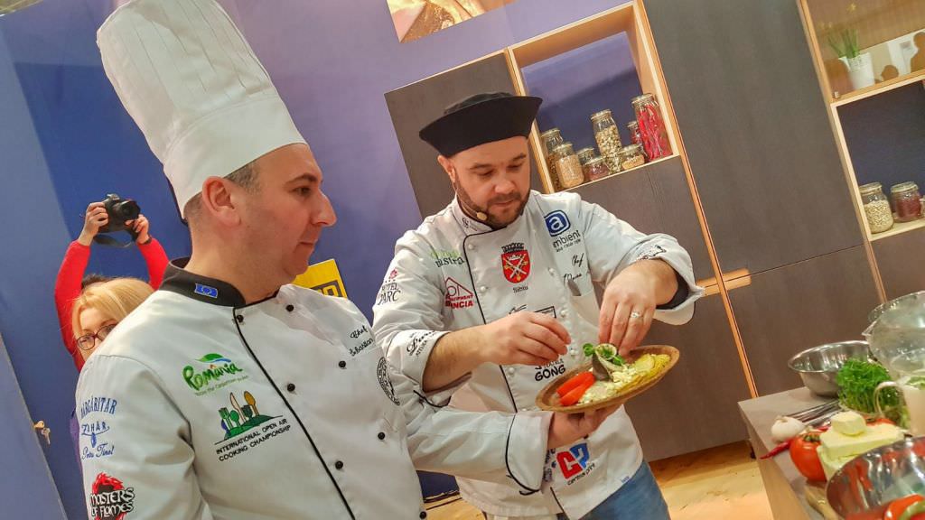 foto - sibianul marius rafa, super succes cu preparatele gătite la târgul de turism al româniei