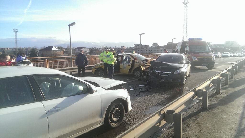 update foto accident pe podul gării. patru mașini implicate