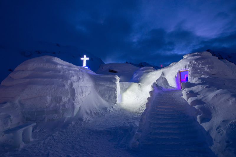 cele mai frumoase fotografii cu hotelul de gheață reunite într-o expoziție la palatul brukenthal avrig