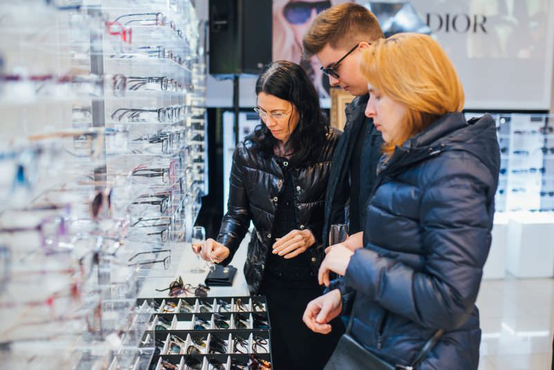 foto - lansare de succes la sibiu pentru noua colecție de ochelari dior