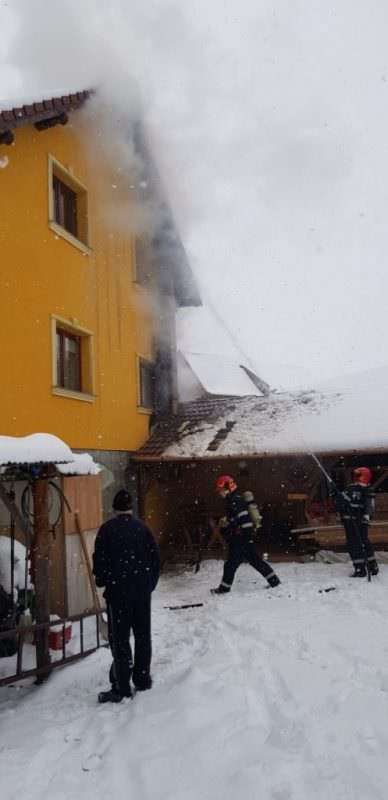 foto - casă în flăcări la rășinari. intervin pompierii