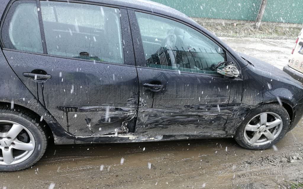 UPDATE FOTO - Accident pe Calea Șurii Mici. Un șofer rănit