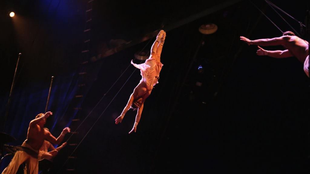 video - acrobație mortală în timpul unul spectacol de la cirque du soleil