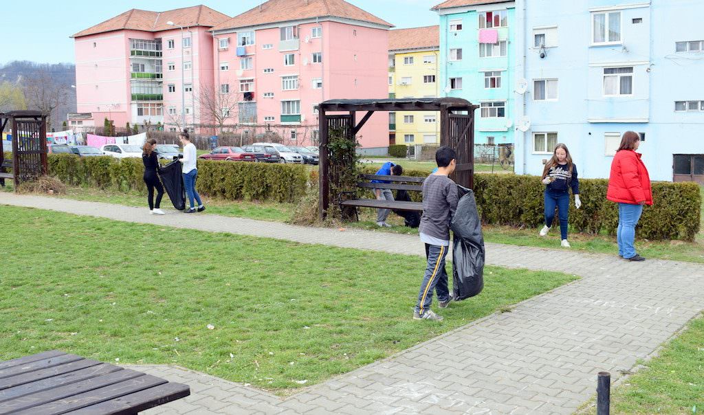 FOTO - Marea curăţenie de primăvară la Copșa Mică. O remorcă de gunoi strânsă