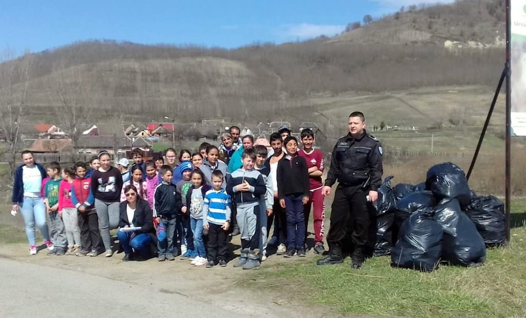 FOTO - Marea curăţenie de primăvară la Copșa Mică. O remorcă de gunoi strânsă