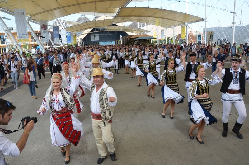 junii sibiului vor dansa la târgul de turism de la berlin