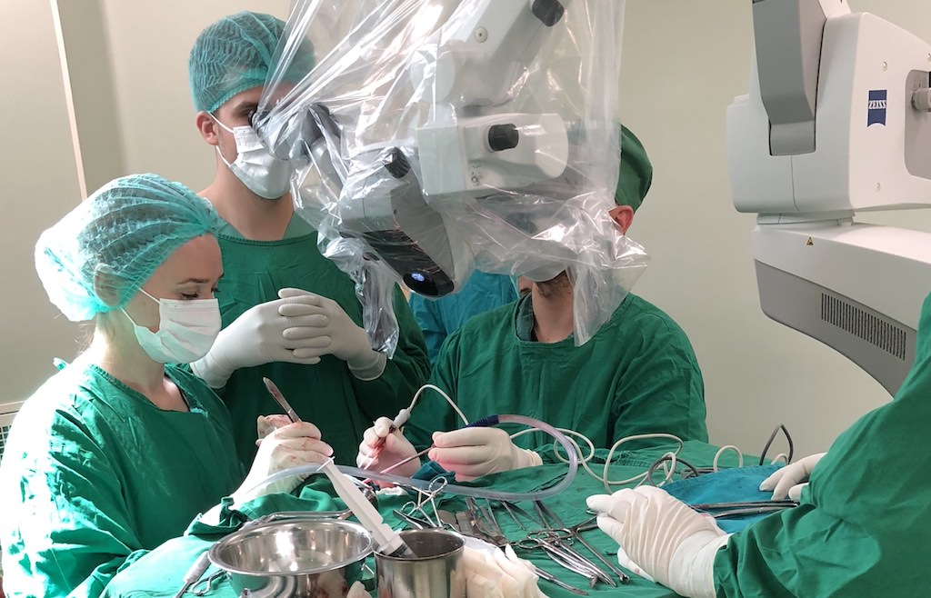 foto operație complexă la sibiu. tumoare cerebrală gigant extirpată la un pacient
