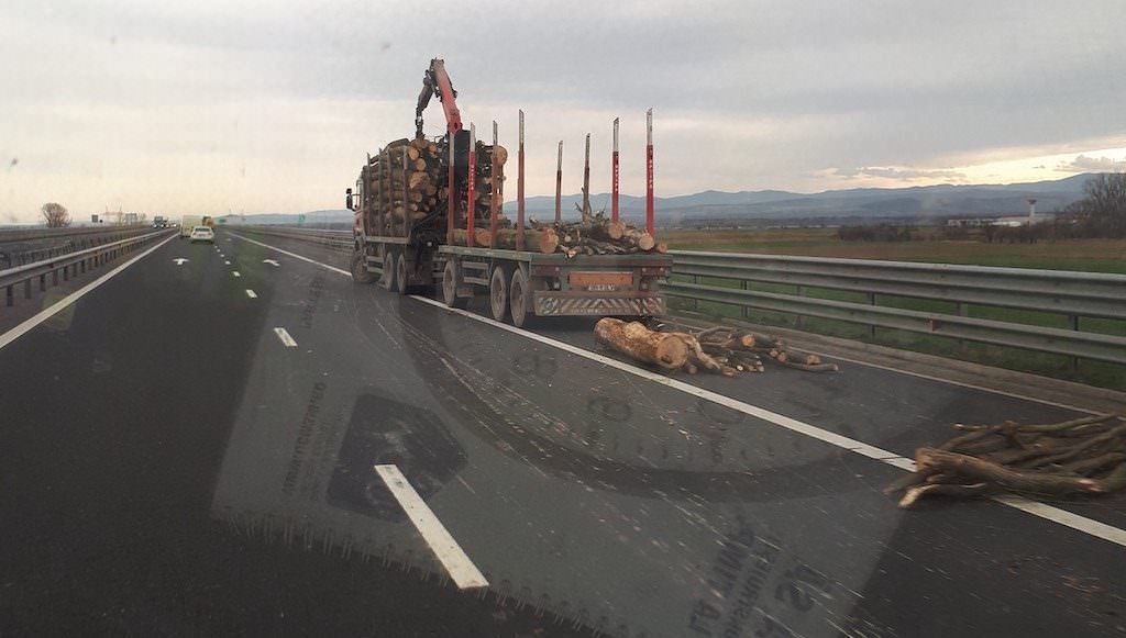 foto lemne căzute dintr-un tir pe autostrada sibiu - deva. s-au împrăștiat pe zeci de metri