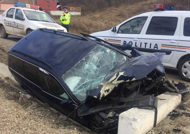 accident în dealul dăii – o șoferiță a lovit un cap de pod