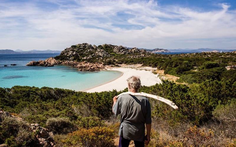 video foto trăiește singur pe o insulă de aproape 30 de ani. omul e o legendă vie