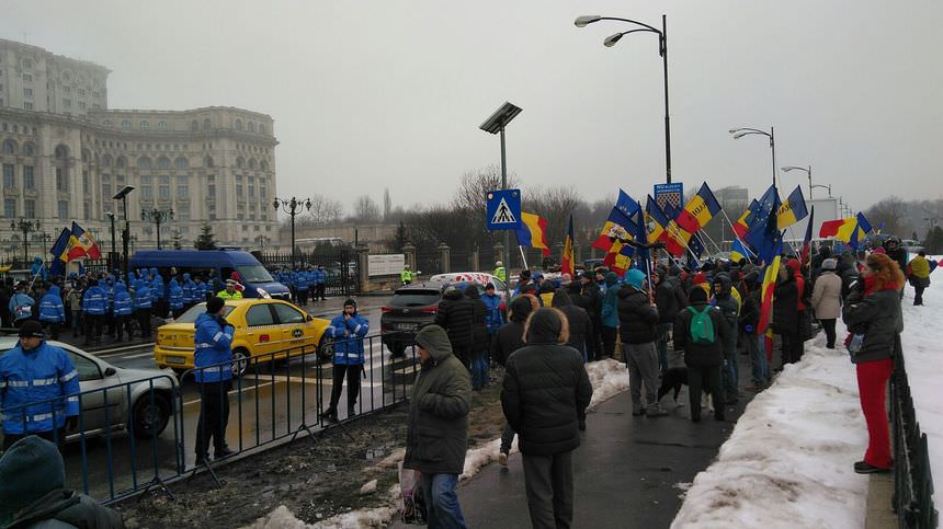 VIDEO – Protest în fața Parlamentului. Sunt protestatari și de la Sibiu