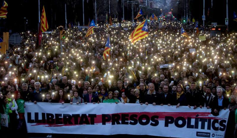din noi proteste la barcelona. liderul separatiștilor arestat