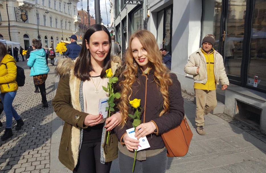 foto - liberalii au oferit trandafiri pentru doamne și domnișoare la sibiu