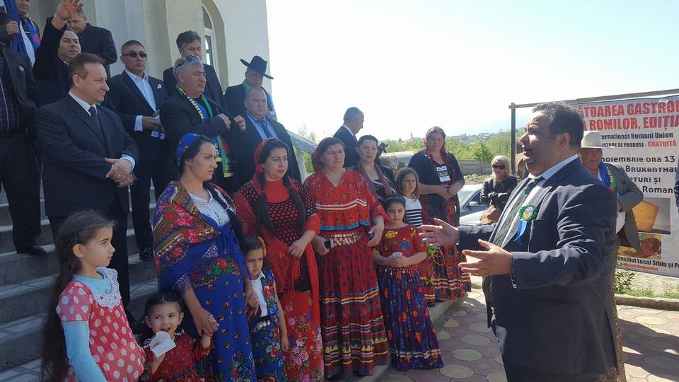 foto - dorin cioabă, ca ceaușescu: reales rege al romilor la al 11-lea congres