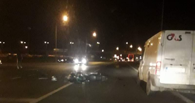 foto - motociclist lovit de o mașină la ieșirea de pe autostradă spre mediaș