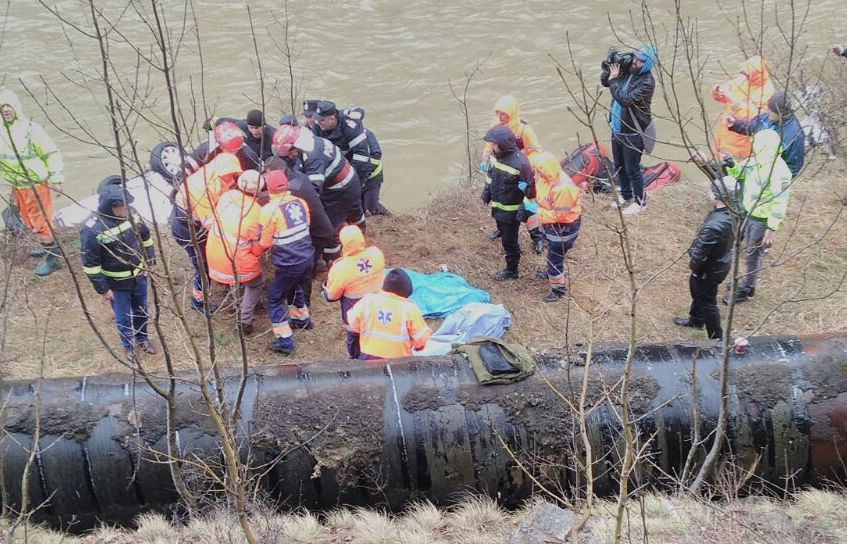 video foto mașină căzută în râu pe valea oltului. două persoane au murit înecate