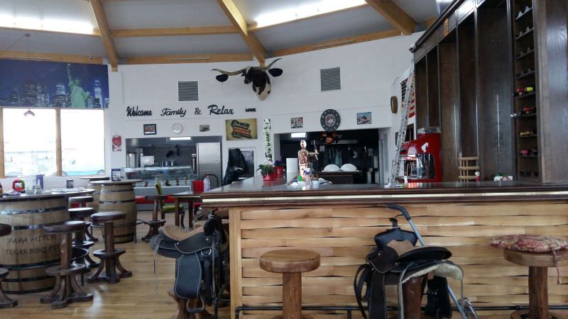 foto - se deschide primul restaurant american din sibiu. papa mitch texas bbq pit arată superb