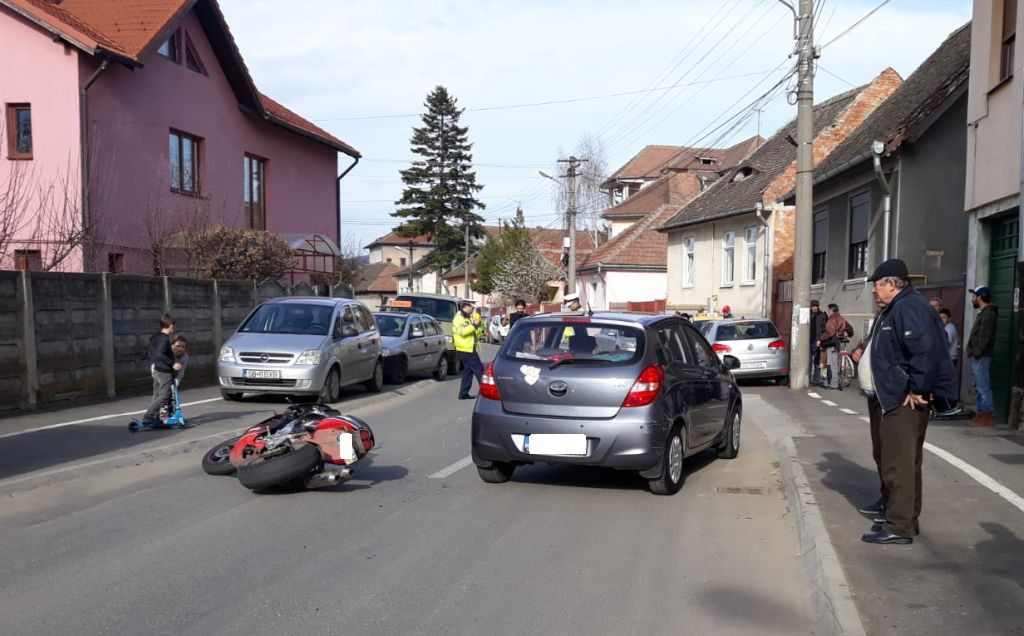 foto accident cu un motociclist pe strada lupeni. a fost dus la spital