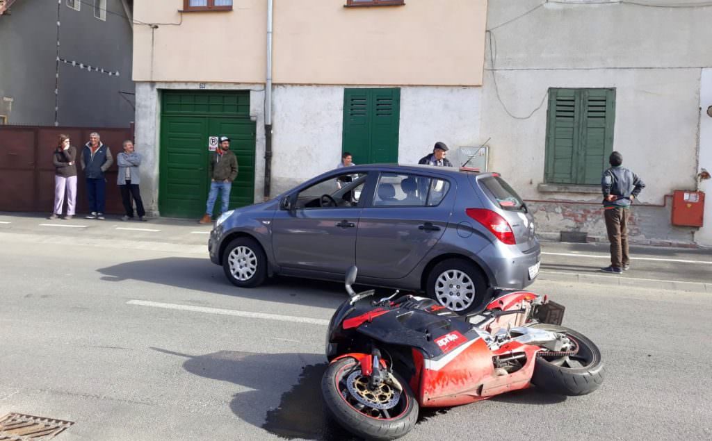 foto accident cu un motociclist pe strada lupeni. a fost dus la spital