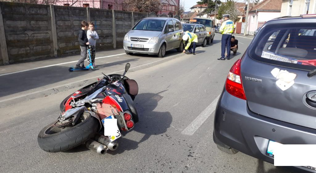 foto accident cu un motociclist pe strada lupeni. a fost dus la spital