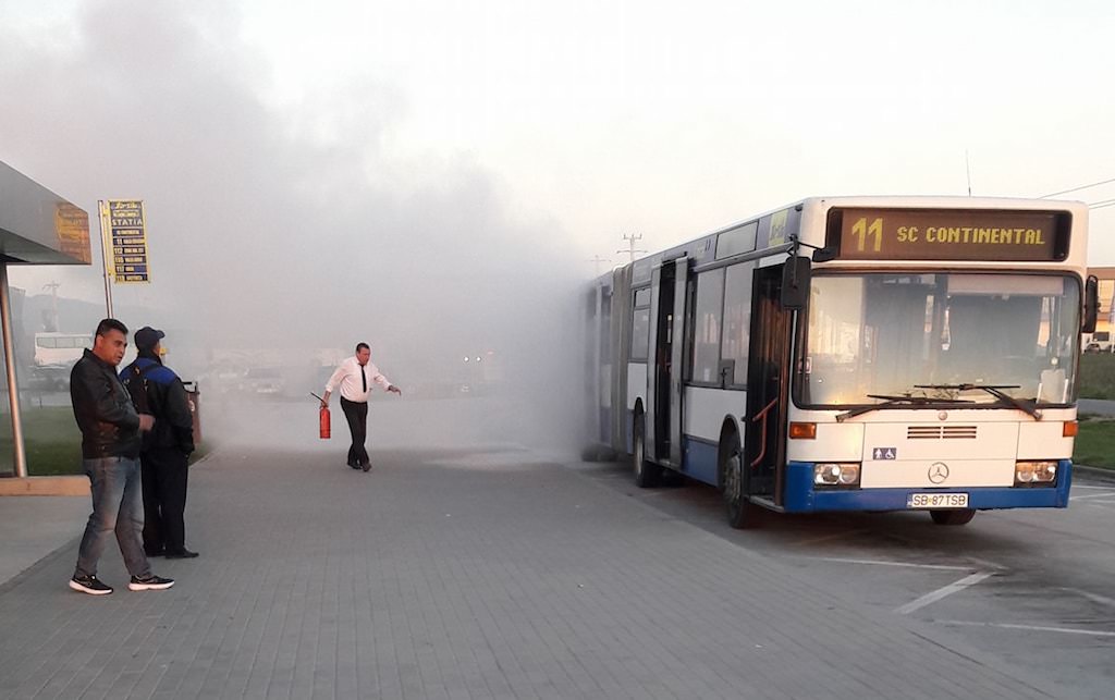 foto - incendiu la autobuz în apropiere de continental în sibiu