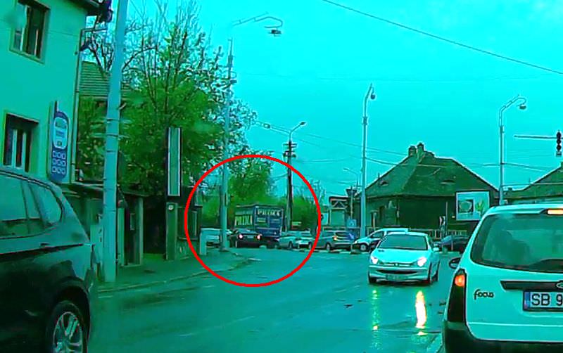 video foto inconștient la volanul unui bmw. pe contrasens în intersecție pe șoseaua alba iulia