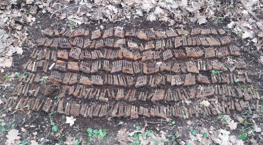 foto - sute de cartușe descoperite cu un detector de metale lângă zoo la sibiu